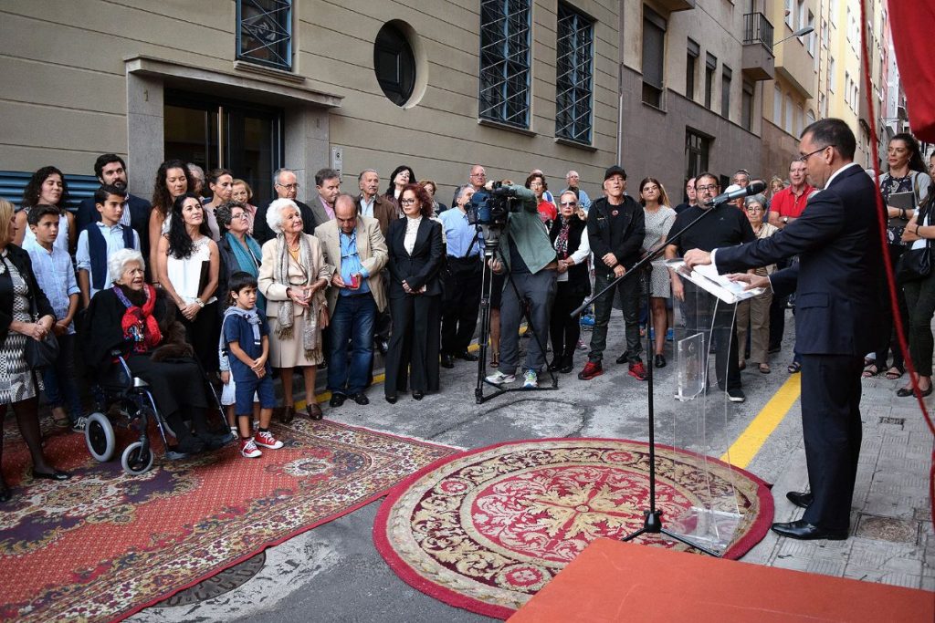 Imagen del acto celebrado en 2018 del descubrimiento de la placa con el nombre de la calle Isabel Coello, en el barrio santacrucero de Duggi, y con el alcalde José Manuel Bermúdez de maestro de ceremonia. DA