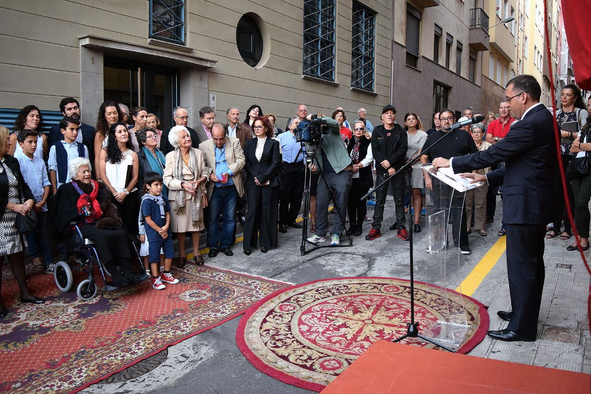 Imagen del acto celebrado en 2018 del descubrimiento de la placa con el nombre de la calle Isabel Coello, en el barrio santacrucero de Duggi, y con el alcalde José Manuel Bermúdez de maestro de ceremonia. DA