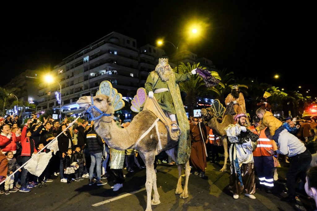 Momentos de la cabalgata de los Reyes Mago en Arona / Foto: DA