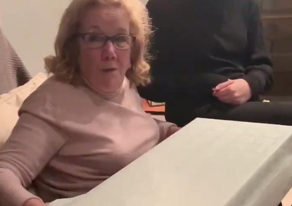 El emotivo vídeo de esta abuela recibiendo su regalo de Reyes conmueve a Twitter. / TWITTER