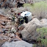 Un herido grave tras despeñarse con un coche por un barranco en Adeje. / BOMBEROS DE TENERIFE
