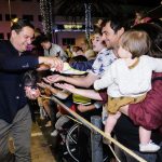 El alcalde de Arona saluda a sus vecinos durante la cabalgata de los Reyes Mago en Arona / Foto: DA
