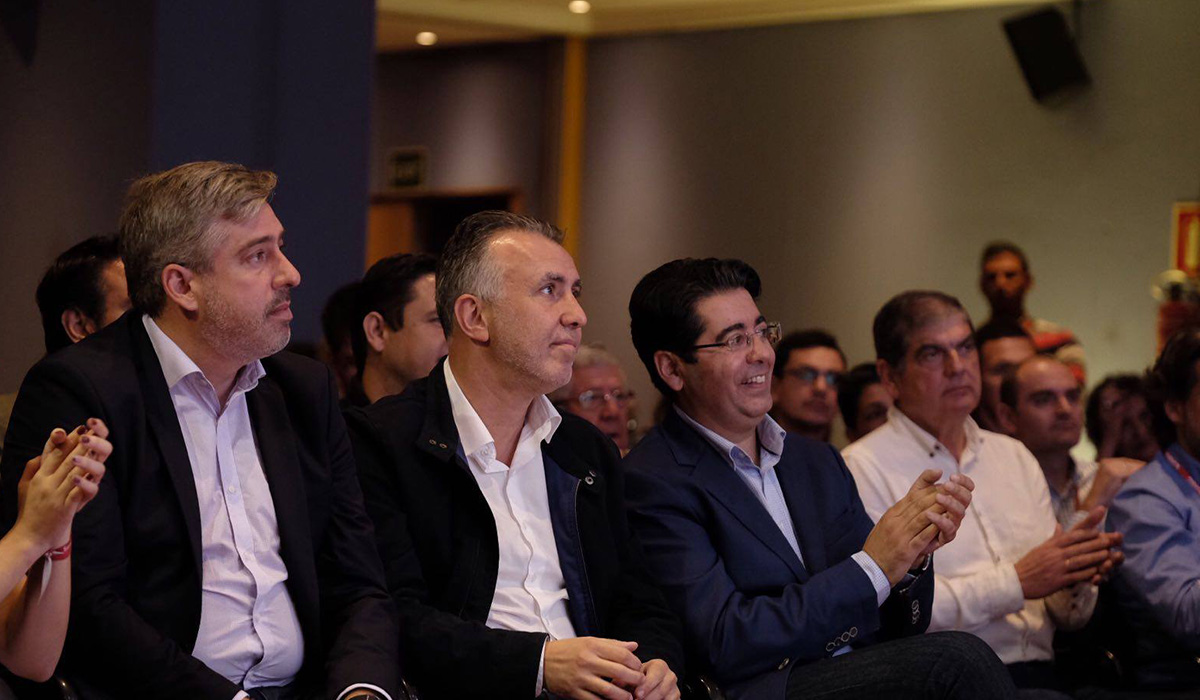 De izquierda a derecha, el secretario de Organización regional, Jorge González; Ángel Víctor Torres y Pedro Martín. / DA