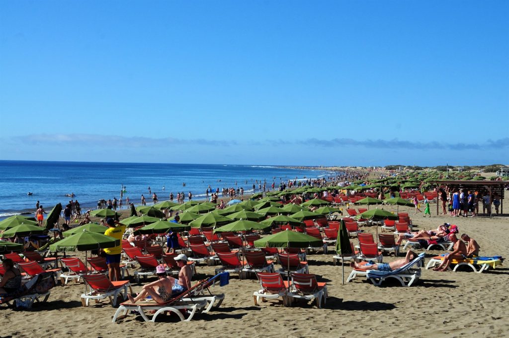 Canarias pierde turistas, pero aumenta los ingresos por visitante. / EP