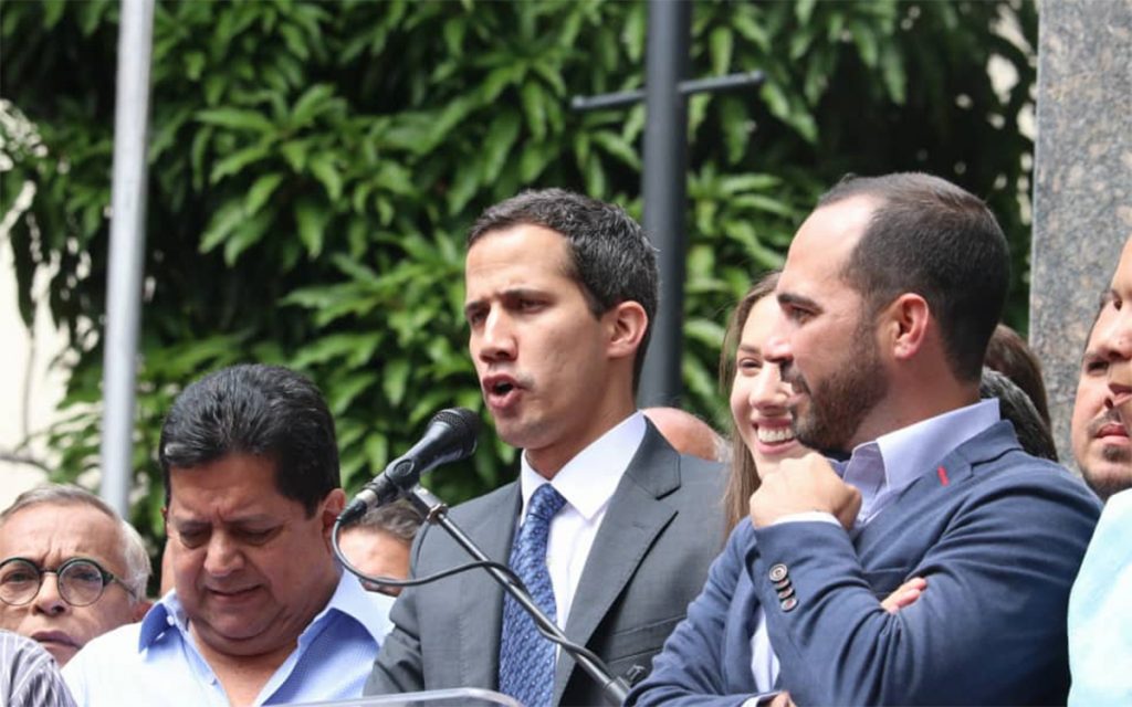 Guaidó, en el centro de la imagen