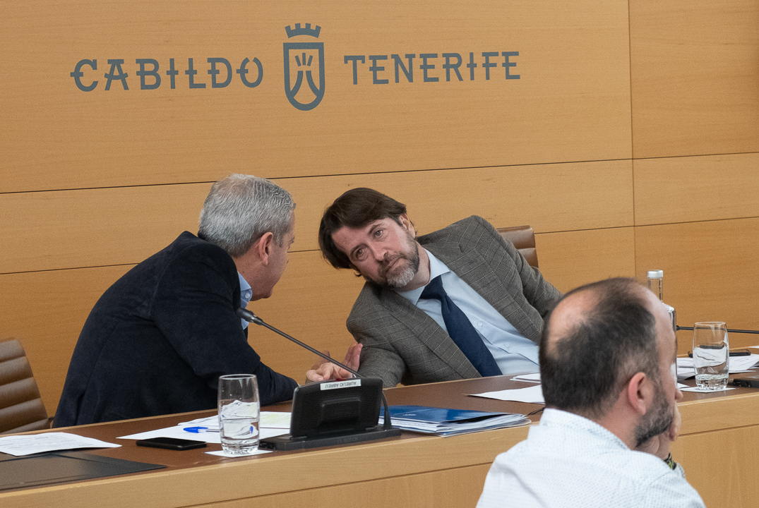 El vicepresidente, Aurelio Abreu (PSOE), a la izquierda, dialoga con el presidente del Cabildo, Carlos Alonso (CC). F. Pallero