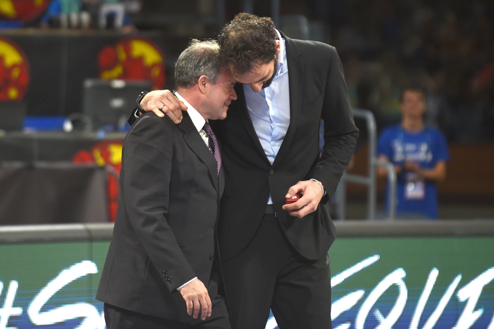 Manolo Gómez, a la izquierda de la imagen, se abraza con Jorge Garbajosa en el descanso del España-Ucrania disputado en el Santiago Martín. Sergio Méndez