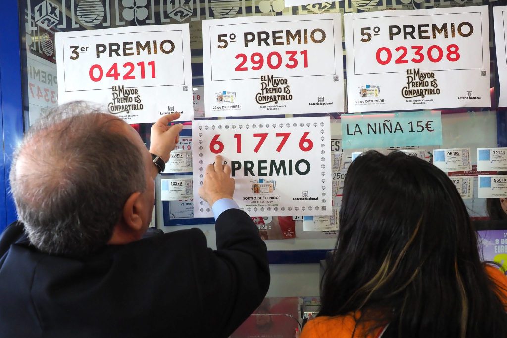 El gerente de LAE, Luis De Monti, pega uno de los carteles de la estación de servicios La Chasnera. Sergio Méndez