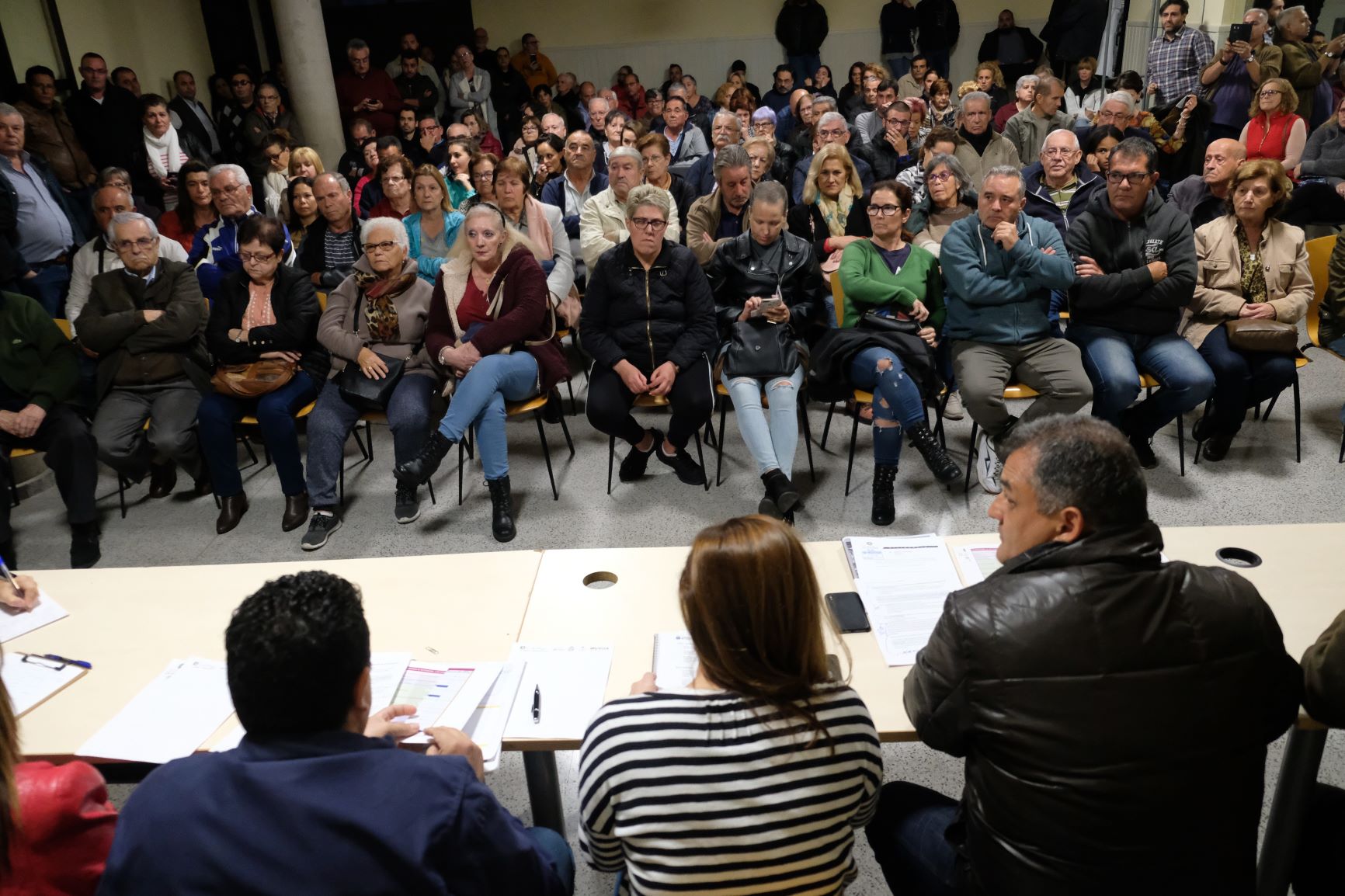 Más de 200 vecinos afectados por la aluminosis en sus viviendas de Las Chumberas acudieron a la asamblea celebrada anoche. De espaldas, el alcalde, José Alberto Díaz (CC). Fran Pallero