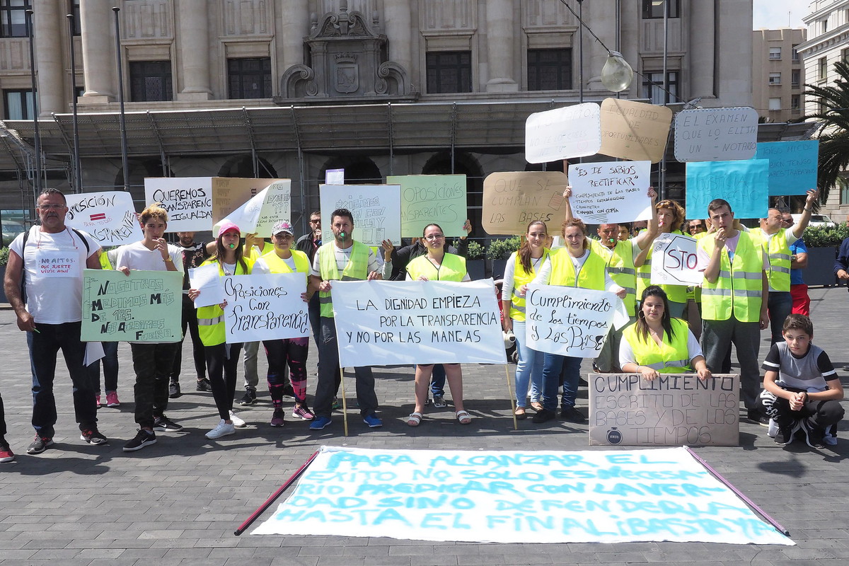 Imagen de algunos de los participantes en las oposiciones que se vieron afectados por el proceso de oposición de TITSA. Fran Pallero