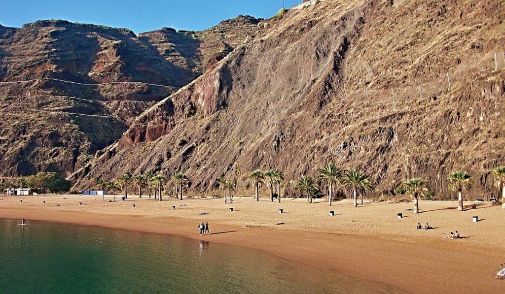 El frente de playa de Las Teresitas fue comprado por los empresarios ahora condenados por 52,5 millones de euros. Fran Pallero