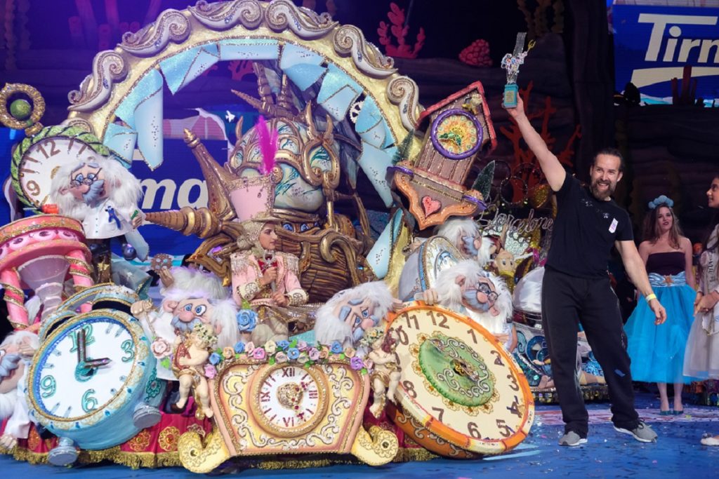 Ylenia Rodríguez, Reina Infantil del Carnaval 2019 junto a Santi Castro, diseñador de la fantasía / Fran Pallero