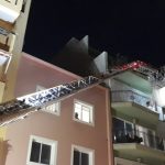 Caen cascotes de un edificio en la calle Iriarte del Puerto de la Cruz