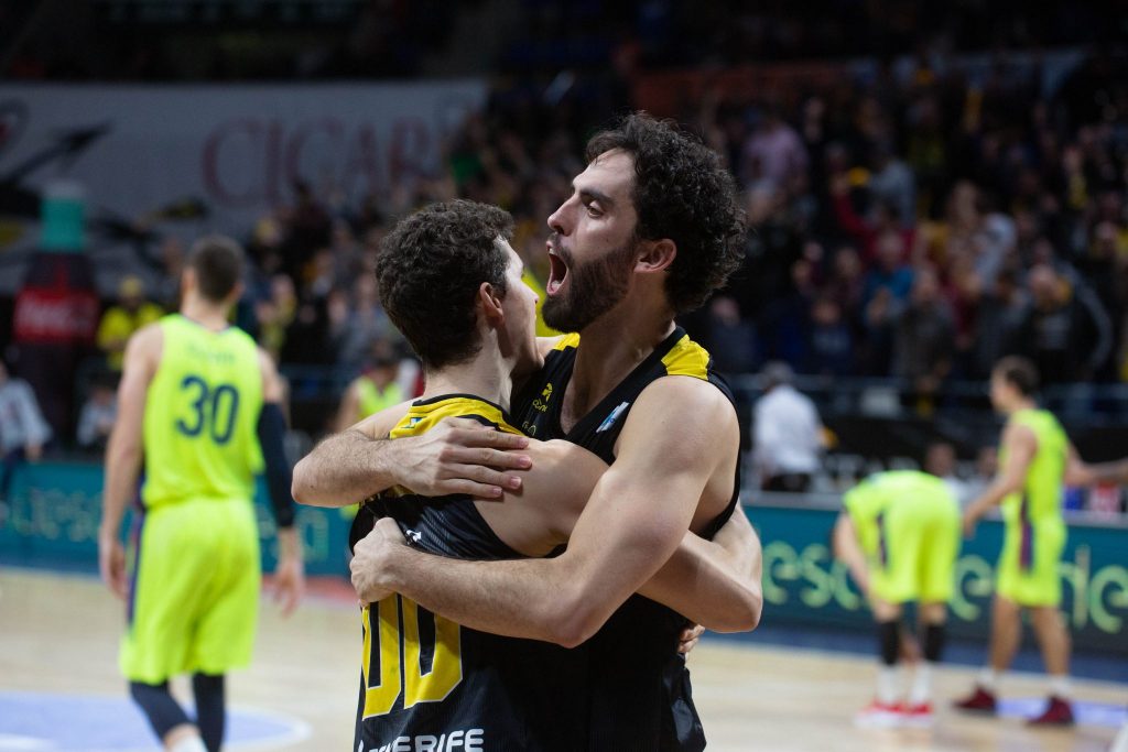 Rodrigo San Miguel y Javier Beirán se abrazan tras la última victoria de los aurinegros ante los azulgrana lograda hace menos de dos semanas en Los Majuelos. ACB Photo / A. Perez