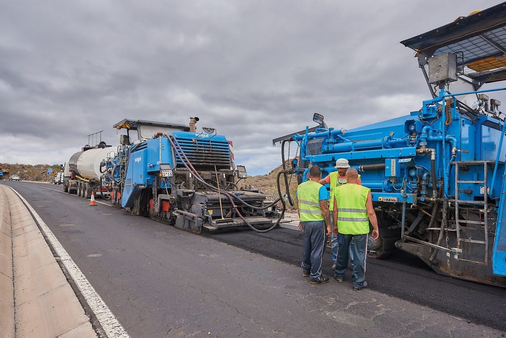 Domingo Negrín MorenO Santa Cruz de Tenerife Durante la novena legislatura canaria, el asunto de las carreteras se ha dilucidado en una pista de coches locos del modelo de los Picapiedra. Y el convenio bilateral entre las Administraciones regional y nacional gira sin freno en un tiovivo. El último capítulo de la historieta ha sido, hasta la fecha, que el Gobierno de Fernando Clavijo (CC) ha vuelto a apelar a la Justicia para que “quede aclarada” la ejecución de la sentencia por la que se debe abonar a la comunidad autónoma 845 millones de euros más unos 100 millones en intereses por los recortes en el anterior acuerdo, a pesar del arreglo con Mariano Rajoy (PP) y Pedro Sánchez (PSOE). “Sustituyeron las cartas al discutir la cuantía e intentar cercenar más de 345 millones de euros”, se ha quejado la portavoz oficial y consejera de Hacienda, Rosa Dávila. Ya en abril de 2014, el titular del área competente en las obras viarias, Domingo Berriel (CC), denunció que Canarias había recibido 177 de los 639 millones previstos y la ministra Ana Pastor anunció en Tenerife que se trabajaría en la firma de un nuevo convenio “si la cosa” mejoraba. En julio de 2015, el Ejecutivo canario se llevó un segundo varapalo tras la resolución sobre la anualidad de 2012. La Sala de lo Contencioso de la Audiencia Nacional desestimó una demanda de Paulino Rivero contra un incumplimiento cifrado en 207 millones. En febrero de 2018, el Tribunal Supremo elevó la deuda a 290 millones, al sumar la cantidad de 2013 a la de 2012. Las cifras concretas no se conocen exactamente: sería más sencillo contar los anillos de Júpiter. Entre dimes y diretes, Fernando Clavijo desistió de asistir el 22 de diciembre en Madrid a la rúbrica del convenio por el que el Ministerio de Fomento aportará 1.200 millones de euros para la construcción de carreteras. En presencia del ministro, José Luis Ábalos, el vicepresidente y consejero canario de Obras Públicas, Pablo Rodríguez, recordó, al estilo de los chistes de Gila, los 300 millones pendientes por las partidas no abonadas en los años precedentes. Ábalos señaló el retrovisor para evocar las dos adendas del documento de 2006 (2009 y 2017), dotadas con un importe máximo de 2.437 millones. Los lamentos imitan el sonido de un motor ahogado. La oposición lo ha calado. Incisivo en impugnar el “engaño” ha sido Román Rodríguez, de Nueva Canarias: “Clavijo ha renunciado a 280 millones de euros de las anualidades de 2018 y 2019, que repercutirá negativamente en el cumplimiento de la ley de los Presupuestos Generales del Estado de 2018 y de los de 2019”. La diputada Esther González destapó que la ejecución de los presupuestos iniciales, en el primer año de Pablo Rodríguez (CC), era de apenas el 20%: “Además de la pésima gestión presupuestaria de las obras en 2017, la errática estrategia jurídica impedirá recuperar los 295,6 millones cercenados en 2015 y 2016”. Patricia Hernández (PSOE) ejercía de vicepresidenta autonómica cuando, desde junio de 2015 hasta diciembre de 2016, la Consejería de Obras Públicas la dirigía Ornella Chacón; hoy, jefa del ente público Puertos del Estado. A modo de ejemplo, ilustró en la comisión que los trabajos en el enlace de Las Chafiras-Oroteanda (sur de Tenerife) consistían en “levantar polvo” y que allí no había maquinaria. Pablo Rodríguez alegó en febrero que se habían realizado tres certificaciones y seis unidades de obra. “Lo único que hacen la pala y el camión es remover tierra para que la gente crea que se hace algo”, machacó Hernández. Un lustro después de la redacción del proyecto de Las Chafiras-Oroteanda, Clavijo visitó el lugar en compañía de Rodríguez y del presidente del Cabildo, Carlos Alonso, para decir que reducirá el 50% el tiempo de recorrido en la conexión con la TF-1. “Dará respuesta a la congestión de tráfico que se produce diariamente”, profetizó. Previamente, Hernández acusó a Pablo Rodríguez de “robar horas de sueño” a los tinerfeños por “no gastar ni un euro” en la TF-5 (autopista del Norte). En el transcurso de una comparecencia, lo retó a empatizar con la “desesperación” de los ciudadanos, que sufren una “cola habitual” que se complica en días de lluvia o por algún contratiempo: “Tiene dinero y convenio, no tire balones fuera, diga por qué no se ha invertido. Una persona que viva en el Puerto de la Cruz pierde cada año 5,33 días en el trayecto de ida a Santa Cruz”. En noviembre, el PP se desmarcó del Pacto por Tenerife, suscrito con Carlos Alonso, en protesta por la “ocurrencia” de que la licitación del cierre del anillo insular solo incluía un carril de entrada y salida al túnel de Erjos. “Es un paso atrás”, enfatizó Manuel Domínguez. La “tomadura de pelo” del tercer carril de Guamasa a La Laguna en la TF-5 le abochornó tanto que urgió la dimisión de Alonso “por decencia”. La “soberbia”, la “poca transparencia” y el “escaso sentido institucional” le inducen a sentir “vergüenza ajena”. En el Parlamento, Asier Antona (PP) le pintó la cara de colores a Rodríguez: “El colapso perjudica al desarrollo económico, al empleo y a la calidad de vida. Se han dejado mangonear por los caprichos del presidente del Cabildo de Tenerife, que muda de opinión cada vez que se levanta”. En este recorrido, el PSOE ha afrentado a las autoridades los “constantes cambios de criterio”. En palabras de Pedro Martín, alcalde de Guía de Isora, secretario insular y candidato a ocupar el cargo de Alonso, “las soluciones que se reclamaban un día dejan de serlo al siguiente”. Sobre la variante de Los Rodeos, con el soterramiento del tercer carril en la TF-5 o el carril Bus-VAO, entiende que carece de lógica vincular el resultado a los horarios de la Universidad de La Laguna o las consultas médicas en el HUC. Aurelio Abreu, presidente del Grupo Socialista en el Cabildo tinerfeño y número dos de la Corporación, alertó de que las peleas entre Alonso y Rodríguez, al igual que con Chacón, “alargan las colas”. Los atascos burocráticos agravan el caos que se ha adueñado del asfalto. ¡Yabadabadú!