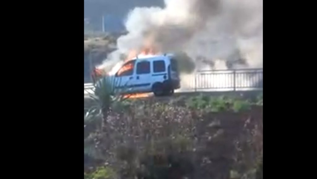 Coche ardiendo en la TF1 L@S Jardiner@s