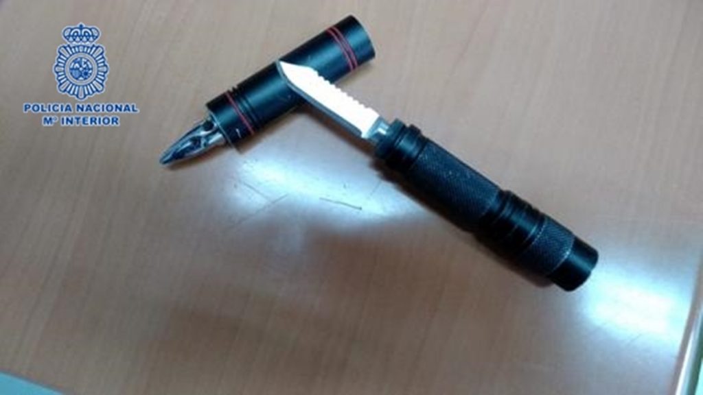 Navaja camuflada en linterna