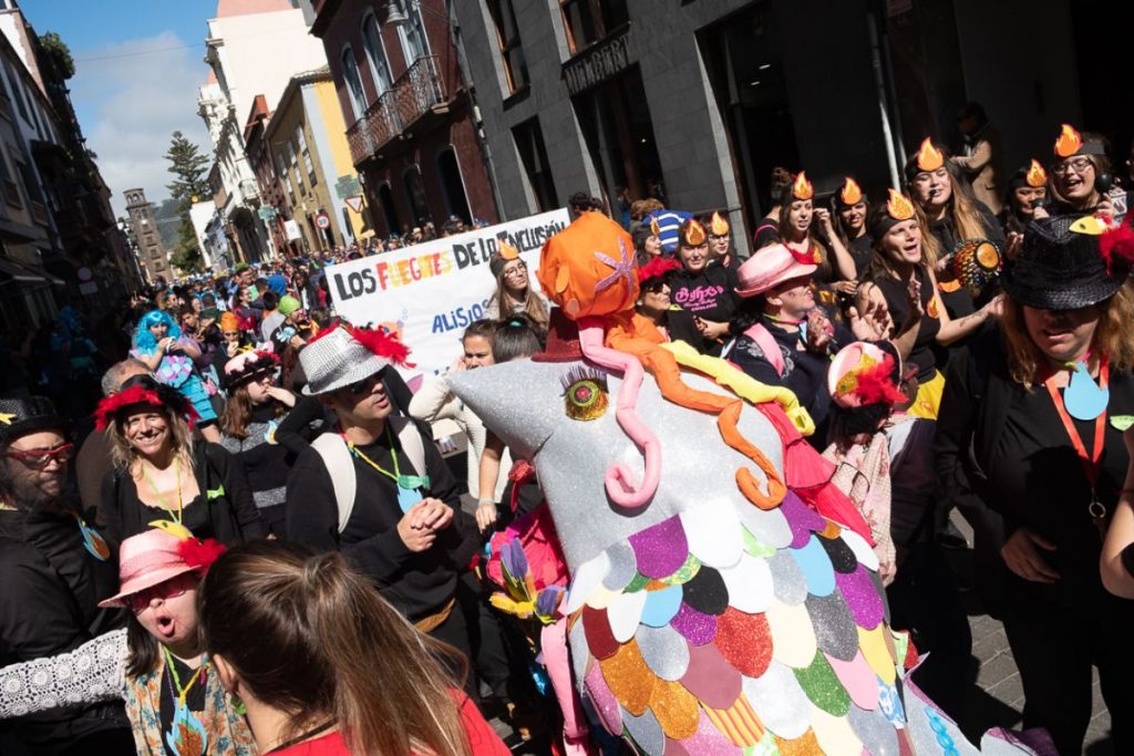 La Sardina de la Inclusión fue todo un éxito de participación, ritmo y color. / FRAN PALLERO