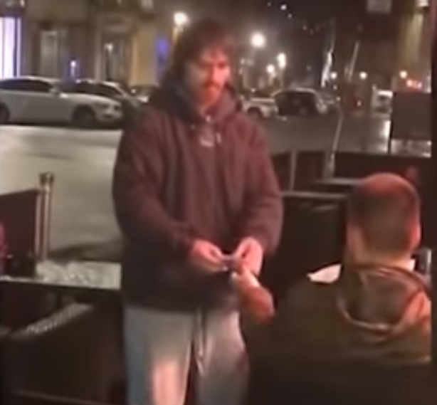 momento en el que el indigente devuelve la tarjeta de crédito