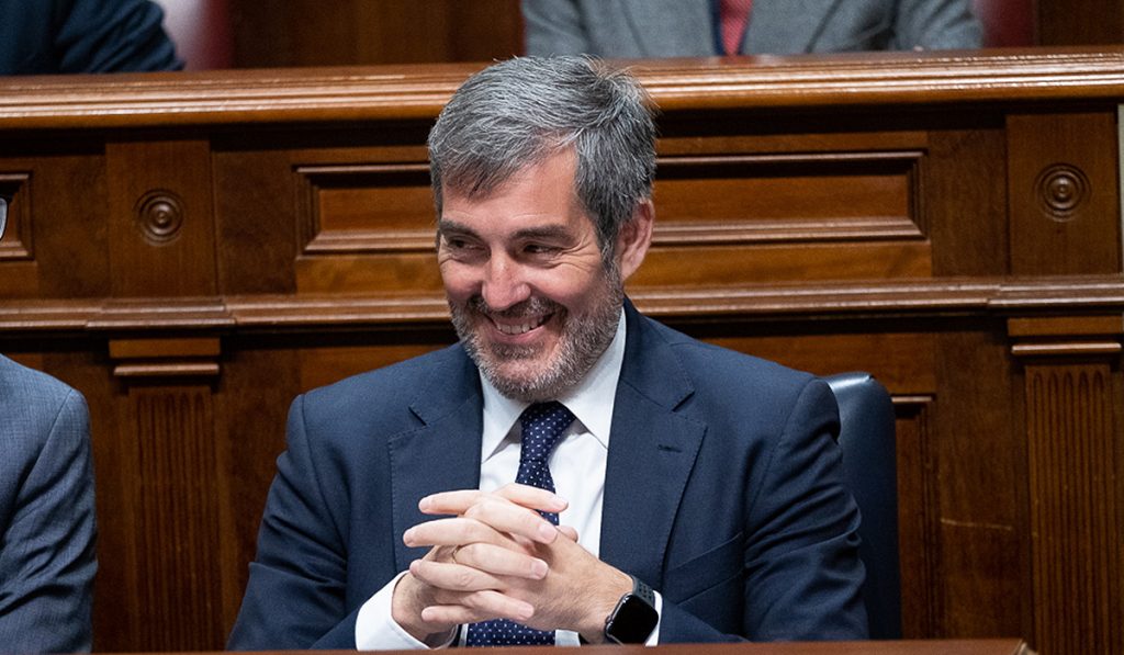 El presidente Fernando Clavijo durante su comparecencia en el Parlamento, forzada por la oposición para que informara de su imputación en el caso Grúas. FRAN PALLERO