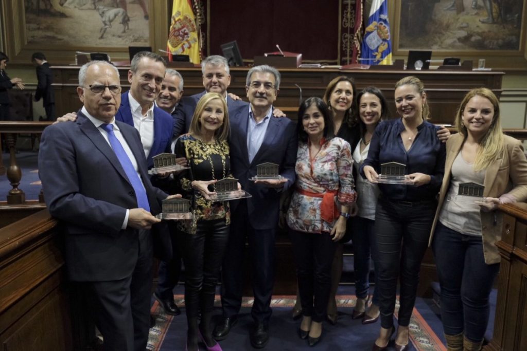 Los portavoces posan con el detalle que la Mesa del Parlamento de Canarias entregó a los grupos. / DA