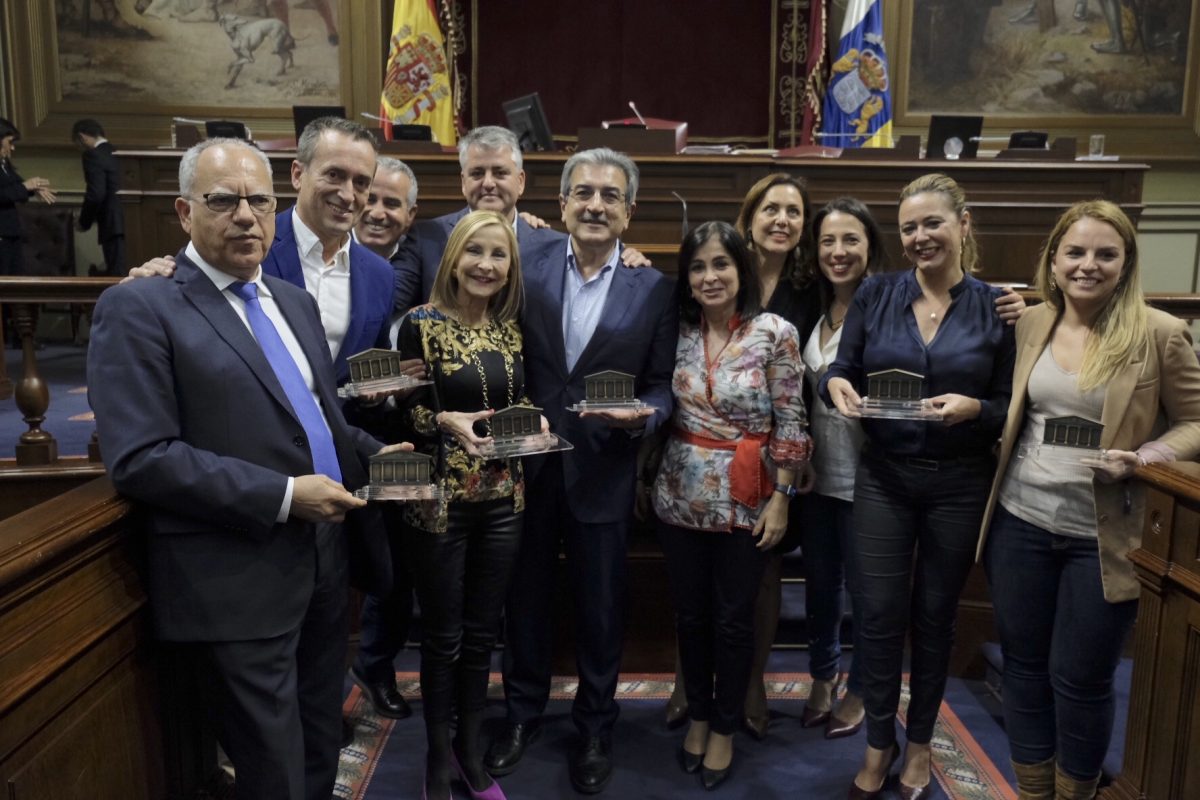 Los portavoces posan con el detalle que la Mesa del Parlamento de Canarias entregó a los grupos. / DA Los portavoces posan con el detalle que la Mesa del Parlamento de Canarias entregó a los grupos. / DA