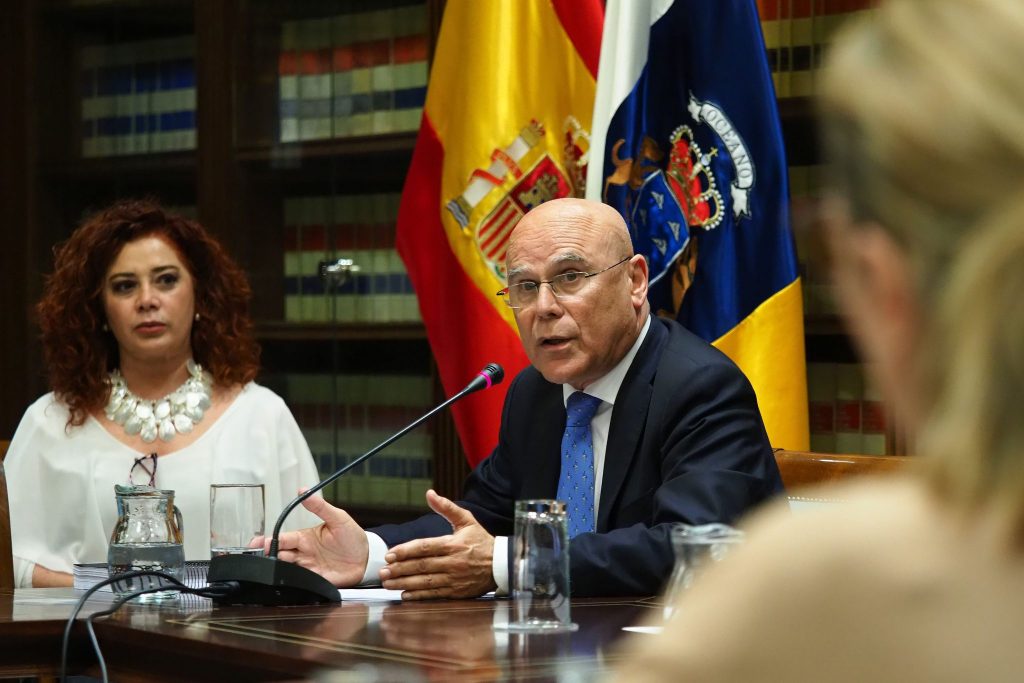 El diputado del Común, Rafael Yanes, ayer, durante su intervención en comisión parlamentaria.