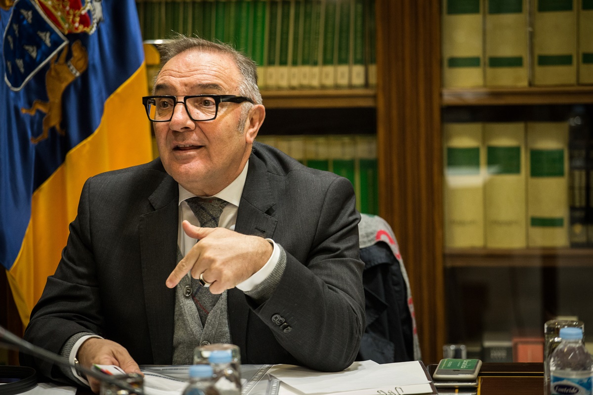 El consejero José Manuel Baltar, en la comisión parlamentaria de Sanidad. DA