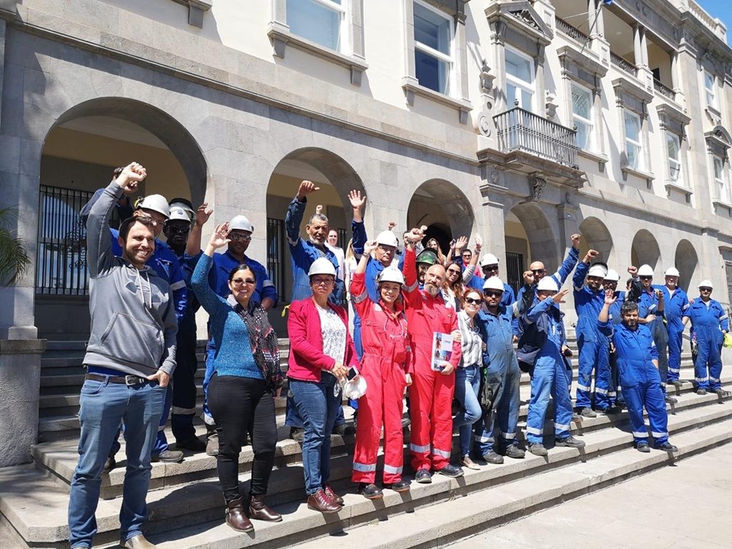 Los trabajadores de Tenerife Shipyards se concentraron ayer por fuera de la sede de la Autoridad Portuaria. DA