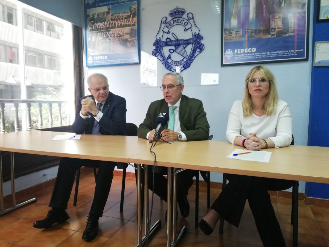 De izquierda a derecha, Diego Vega, vicepresidente de Fepeco; Óscar Izquierdo, presidente, y Rita Martínez, secretaria general de Anefa, ayer durante la rueda de prensa. / DA