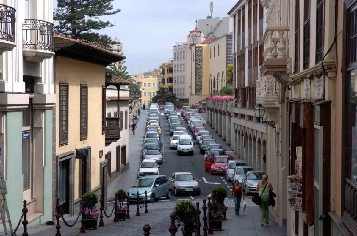 El local por el que se ha pagado 50.000 euros en tres años se ubica en la calle Carrera del Escultor Estévez. DA