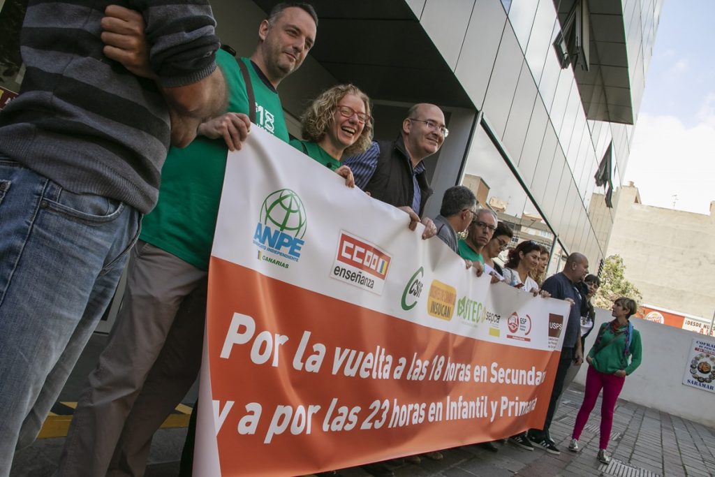 Los representantes sindicales entregaron al subdelegado del Gobierno una carta con sus reivindicaciones. F. P.