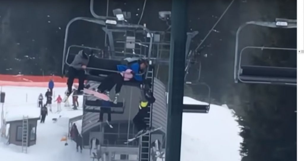 Espectacular rescate de un niño de ocho años que colgaba de un telesilla