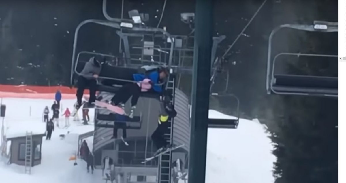 Espectacular rescate de un niño de ocho años que colgaba de un telesilla