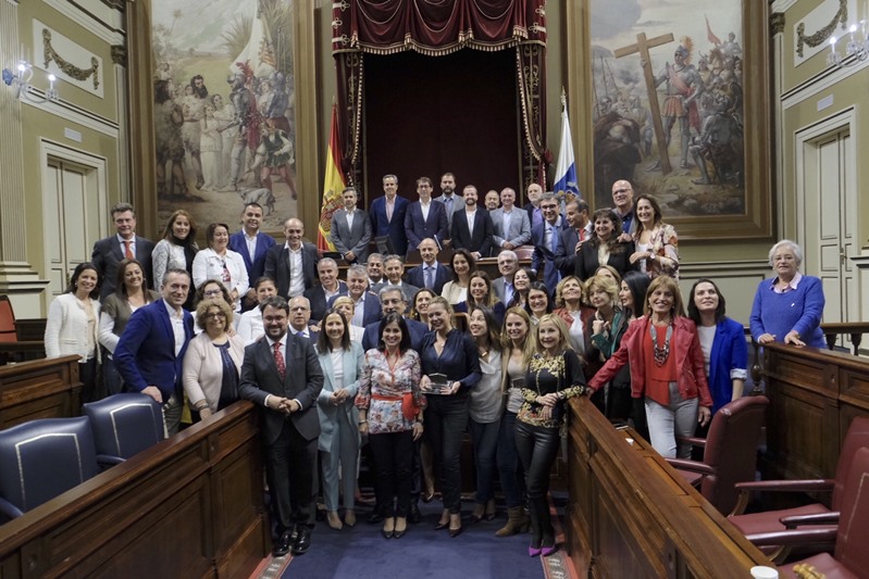 Foto de familia al término del último pleno de la novena legislatura del Parlamento de Canarias. / DA Foto de familia al término del último pleno de la novena legislatura del Parlamento de Canarias. / DA