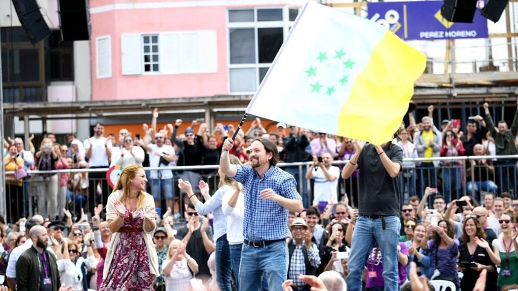 Iglesias ondea una bandera con las siete estrellas verdes| EL ESPAÑOL