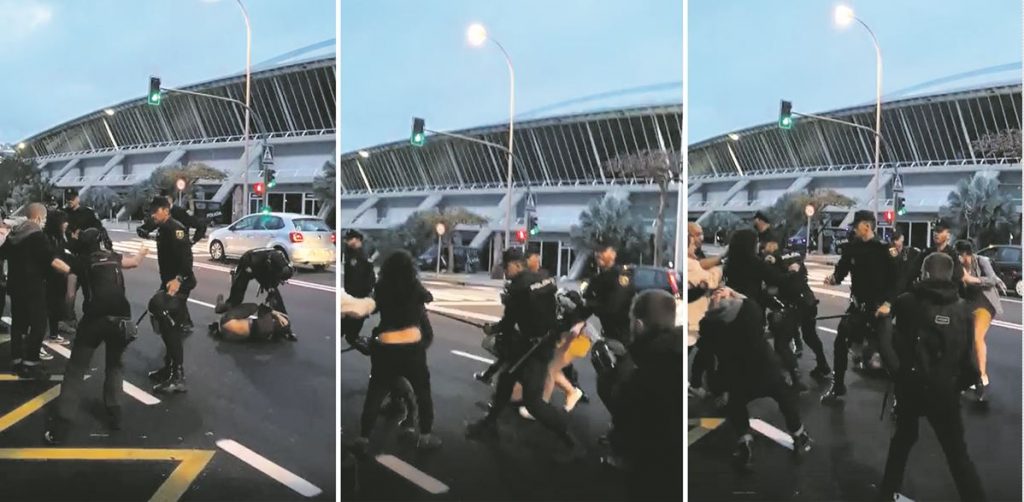 Imágenes de los forcejeos entre policías y manifestantes, ayer frente al Recinto Ferial. DA
