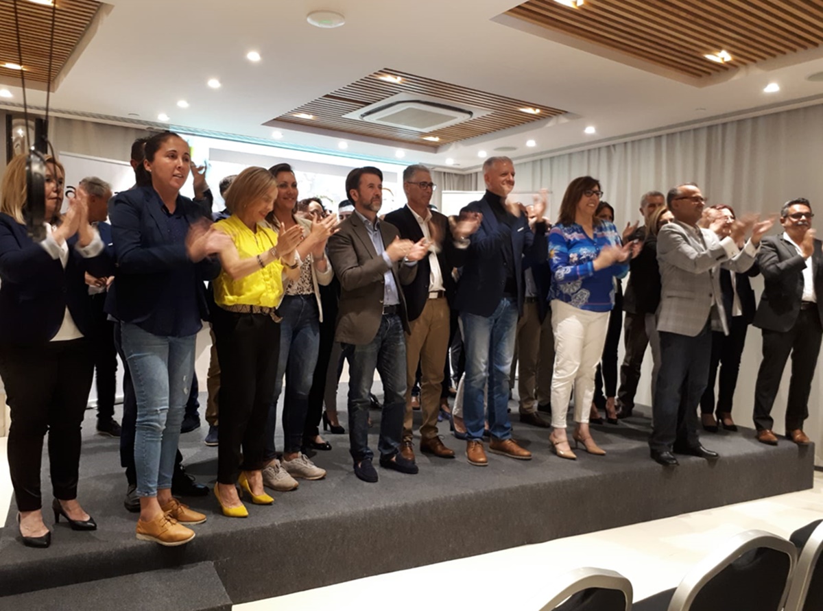 Sandra Rodríguez arropada por cargos de CC durante la presentación. DA