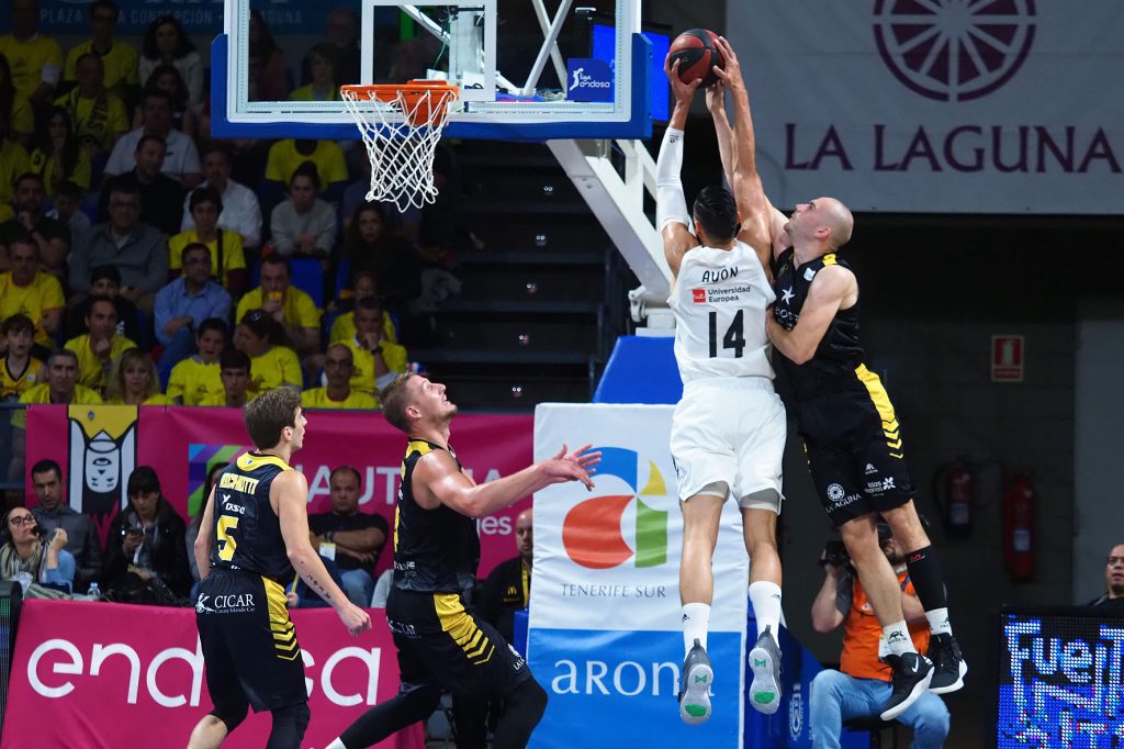 El pívot del Iberostar Tenerife, Gillet ante el madridista Gustavo Ayón. /Sergio Méndez
