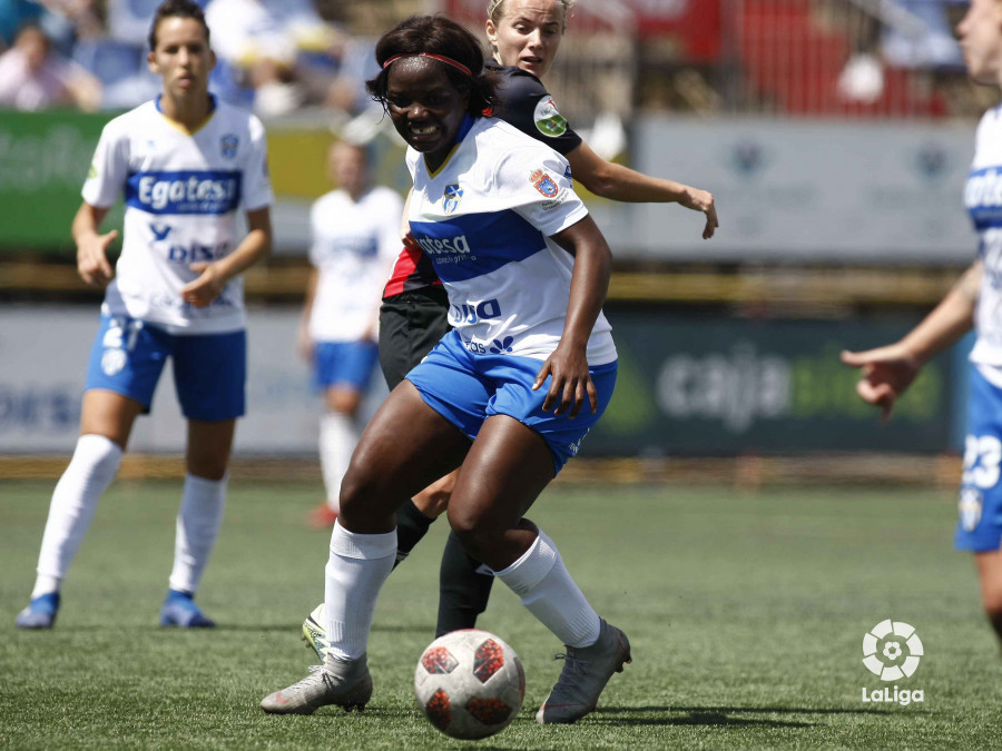 La camerunesa del Granadilla Raissa, en acción ante el Huelva. /LaLiga