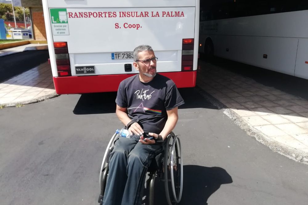 Este vecino de Puntagorda se queja abiertamente de la discriminación a la que se ve sometido, de las limitaciones de horarios, de la rotura de rampas y de la inseguridad por el mal estado de los anclajes en el transporte público. | DA