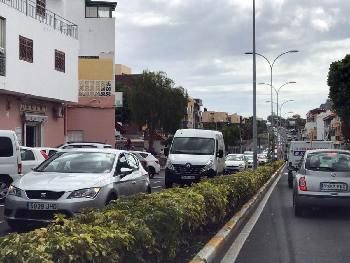 Los atascos son kilométricos por el efecto embudo que se produce al entrar en el núcleo de Alcalá. DA