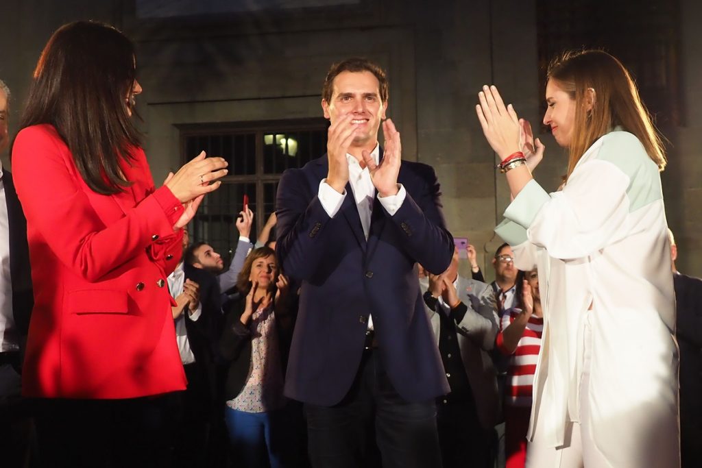 Vidina Espino y Melisa Rodríguez aplauden a Albert Rivera durante el acto celebrado ayer en la plaza de la Candelaria. Sergio Méndez