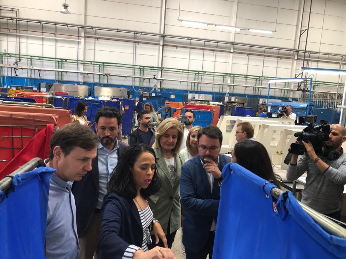 La exministra Fátima Báñez visita la Lavandería Romeral acompañada por una delegación del PP canario. DA