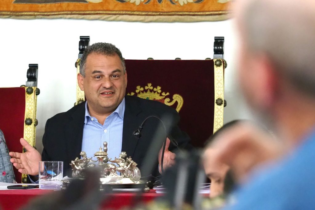 Imagen del último pleno del Ayuntamiento de La Laguna, en la que el alcalde, José Alberto Díaz (CC), hace un gesto ante la atenta mirada del portavoz de XTF-NC, Santiago Pérez. Sergio Méndez