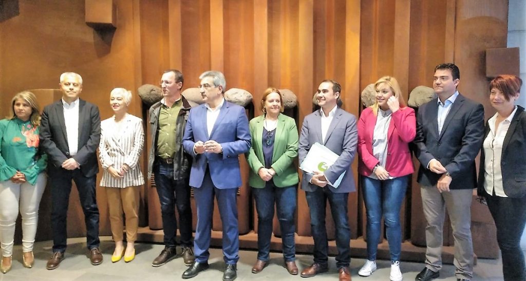 Román Rodríguez, con una representación de las candidaturas de Nueva Canarias en Tenerife. DA