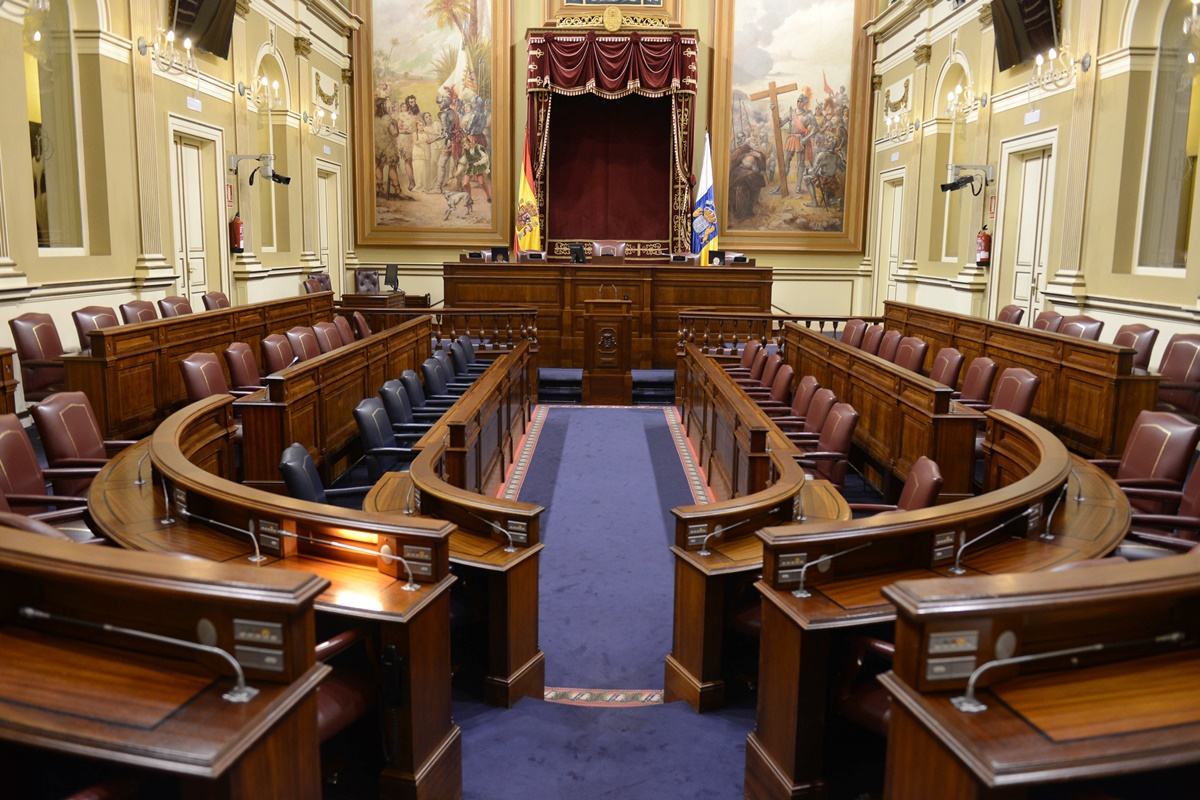 El Parlamento de Canarias prepara el hemiciclo para albergar a 70 diputados (10 más que el número actual) a partir del 26 de mayo. Sergio Méndez
