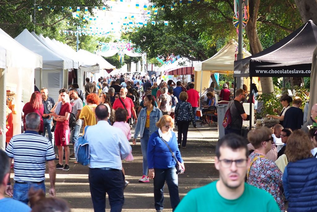 La Exposición de Flores, Plantas y Artesanía, uno de los actos más tradicionales de las Fiestas de Mayo, convierte más que nunca el Parque García Sanabria en el corazón de la ciudad. S. Méndez