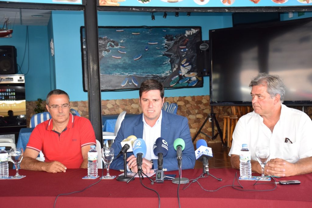 El alcalde, Emilio Navarro, junto al ingeniero de la obra y el gerente de la empresa Prosub. DA