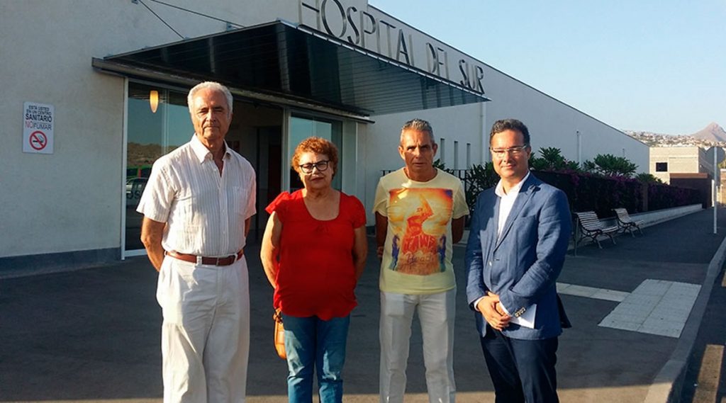 Los fundadores de la Plataforma a la entrada del hospital. J. C. M.